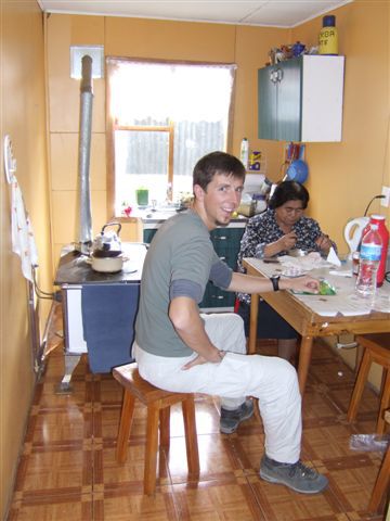 Oma Chorrillos vertritt ihre Tocher, wenn diese ausser Haus unterwegs ist. Sie ist sehr streng mit uns Wir duerfen das Internet nicht benutzen, zum essen muessen wir in den Essraum und duerfen nicht bei ihr in der Kueche bleiben und einen Foen bekomm ich auch nicht weil im Bad ihrer Tochter stoebert Oma Chorrillos ungern rum. Basta!!