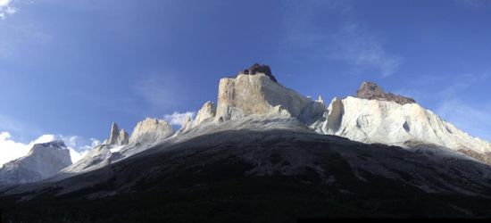 ...ein fast wolkenloser phantastischer Blick auf die Westseite der Cuernos del Paine eroeffnet!