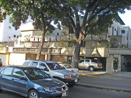 StundenHOTEL SUD, meine erste Absteige, denn ich wollte in der einbrechenden Dunkelheit nicht weitersuchen nach billigeren Alternativen ...