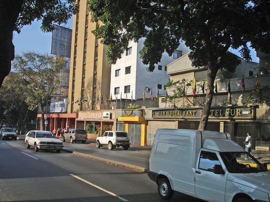 Die stark befahrene Strasse an den Hotels ODEON und SUD nahe Plaza de Venezuela, einer im Dunkeln gefährlichen Gegend in Caracas ...