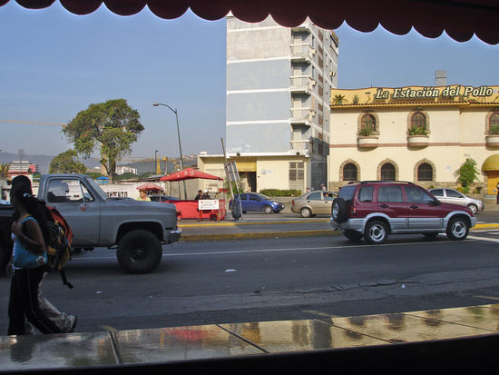 Caracas sonntags nahe Plaza de Venezuela. Bitte mailt mir, wenn Ihr Filmaufnahmen haben wollt auf DVD ... leider versagte meine Foto-Digitalkamera hier ...
