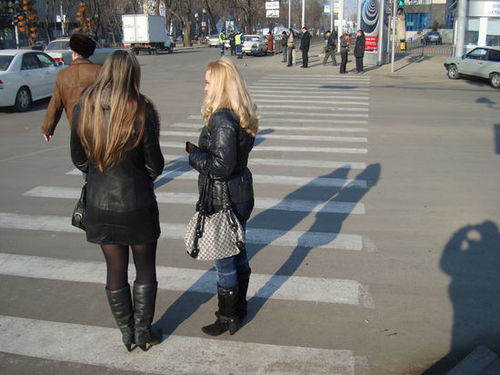 Elegante Mädchen in der Krasnaya Strasse