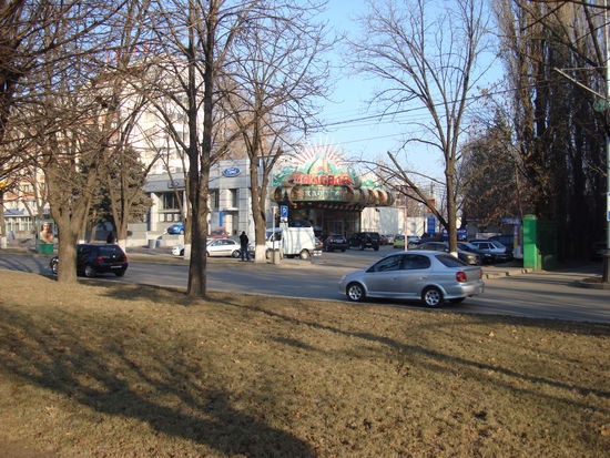 Kasino neben Hotel "Kavkaz" und Ford-Autosalon in der Krasnaya Strasse