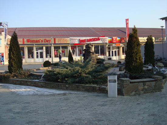 Geschäfte in der Krasnaya Strasse, darunter etliche Boutiquen und keine Imbissbuden