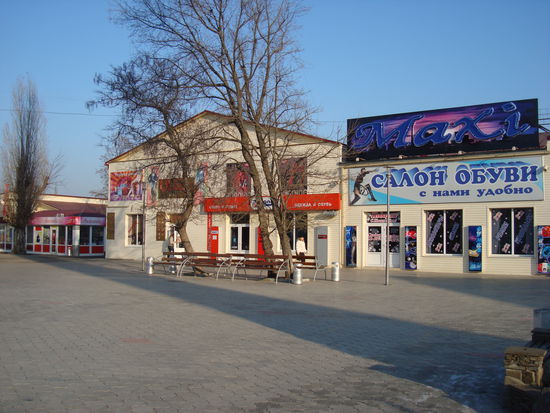 Geschäfte in der Krasnaya Strasse, davon wohl jedes 3. Geschäft ein Schuh-Salon mit 80% Damenschuhen und -stiefeln