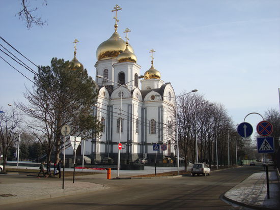 Blick auf die in neuem Glanze erstrahlende Alexander-Newski-Kathedrale in Krasnodar, ganz am Ende der Krasnaya Strasse