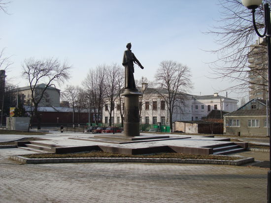 erinnert an Alexander Wassiljewitsch Suworow. Dieser namhafte Militär kämpfte im Finnlandkrieg und im Siebenjährigen Krieg gegen Preussen (1756 - 1763). 1761 wurde er Freimaurer in St. Petersburgs Des Trois Etoiles lodge. Auch an der Teilung Polens war er beteiligt, ebenso am Russisch-Türkischen Krieg (1768–1774) ... Auf der Krim und im Kaukasus führte er die russischen Truppen in Siege über die Türken. Er brachte es schliesslich bis zum Generallissimus, metzelte 26.000 türkische Soldaten nieder und kämpfte sich bis nach Italien durch... .