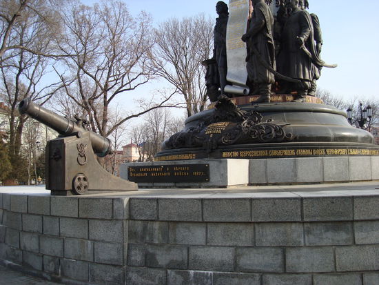 Näher an den Inschriften des Monuments