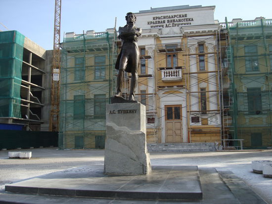 Puschkin-Statue vor der Puschkin-Stadtbibliothek von Krasnodar in der Krasnaya Strasse