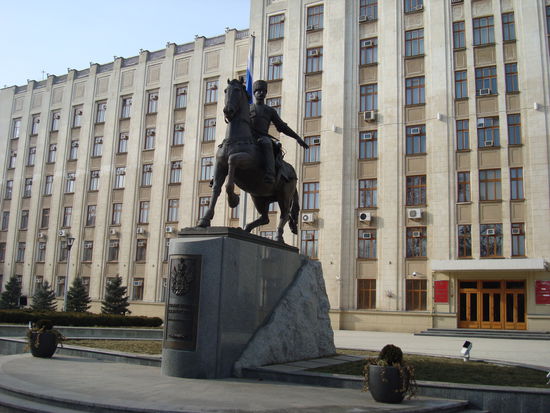 Kuban-Kosaken-Monument vor der Gebietsverwaltung in der Krasnaya Strasse
