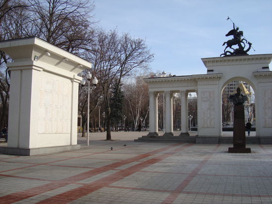 Mahnmal zu Ehren der gefallenen Sowjetsoldaten des Grossen Vaterländischen Krieges 1941-1945 mit Shukow-Denkmal und den Namen der gefallenen Rotarmisten an den Wänden