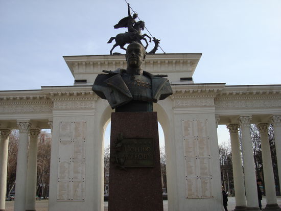 Von Februar bis Juli 1941 war G. K. Shukow (* 01.12.1896 Strelkovka; † 18.06.1974 Moskau) Chef des Generalstabs der Roten Armee. Am 08.05.1945 empfing er die bedingungslose Kapitulation Deutschlands. In den Jahren 1945/1946 war er Oberkommandierender der Sowjetischen Militär-Administration in Deutschland. Von 1955 bis 1957 war Shukov Verteidigungsminister der Sowjetunion.