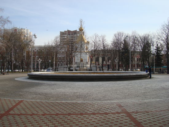 Der Platz hinter dem Denkmal ist ein beliebter Treffpunkt der Stadtbevölkerung