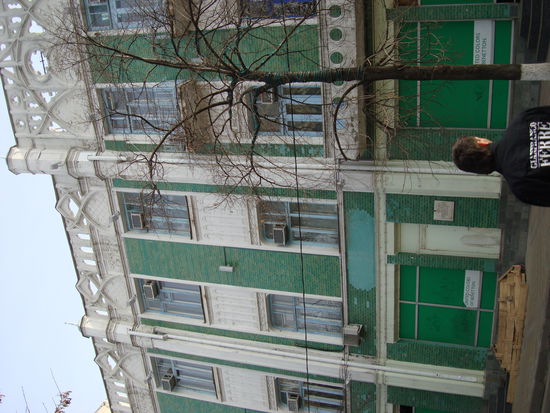 Hier dasselbe geschichtsträchtige Gebäude mit seiner linken Vorderseite und unten übersetzter Gedenktafel