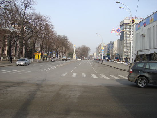Blick aus der Krasnaya Strasse der Innenstadt raus auf die alleenartig werdende Krasnaya Strasse