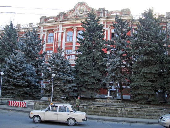 Garnisonsgebäude aus den 30er Jahren der Sowjetmacht, heute von der russischen Armee genutzt