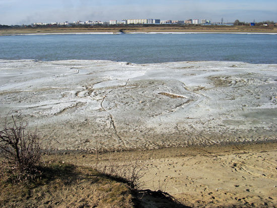 Bei 15 Grad im Sonnenschein des Januar 2008 teils vereister Fluss Kuban