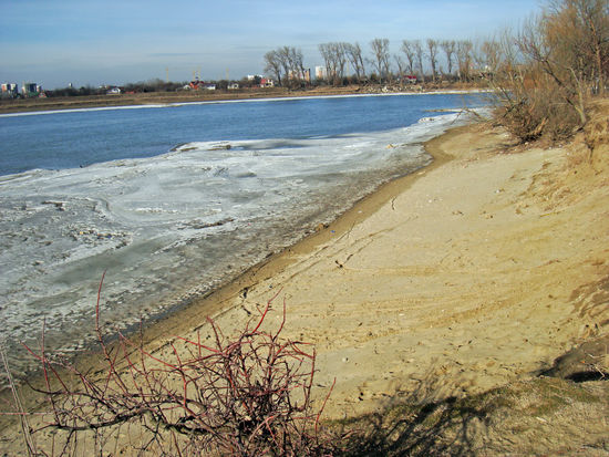 Blick auf das Strandufer des Flusses Kuban