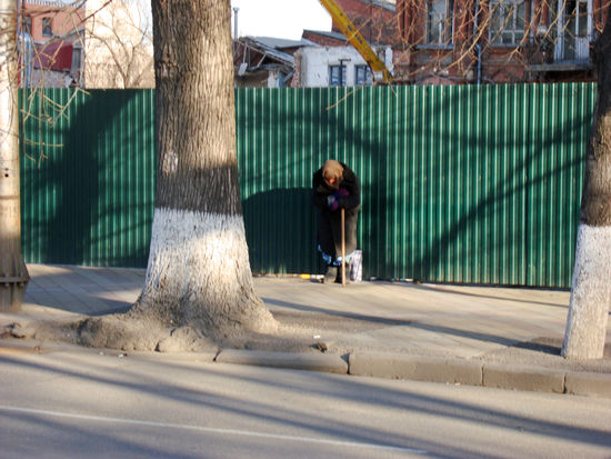 Bettelnde alte Frau in der Krasnaya Strasse