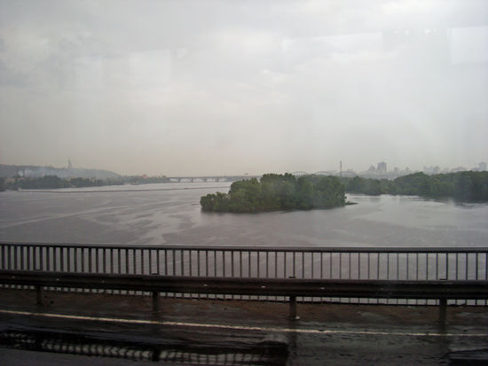 Kilometerlange Dnjepr-Brücke in Kiev