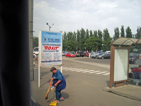 Bushaltestelle der "Polit"-Busse am Flughafen Borispil
