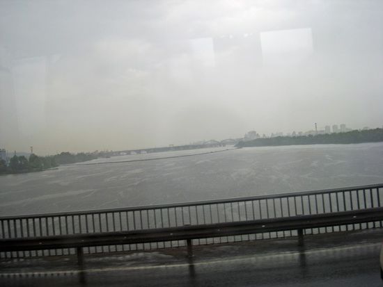 Kilometerlange Dnjepr-Brücke in Kiev