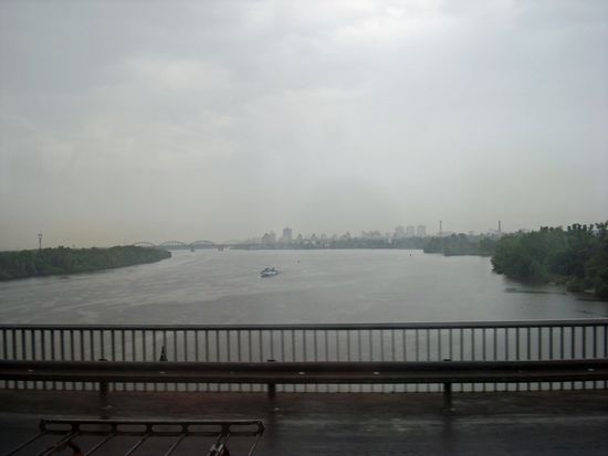 Kilometerlange Dnjepr-Brücke in Kiev
