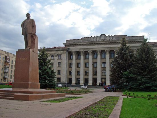 Lenin-Denkmal in Zhitomir vor dem Verwaltungsgebäude der Provinz Zhitomir