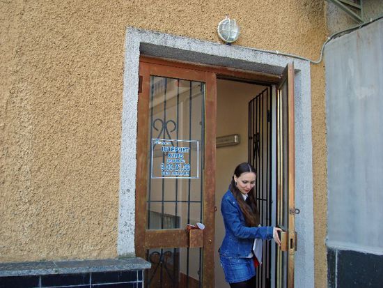 Sie schaute auch mal ihre Mails durch...