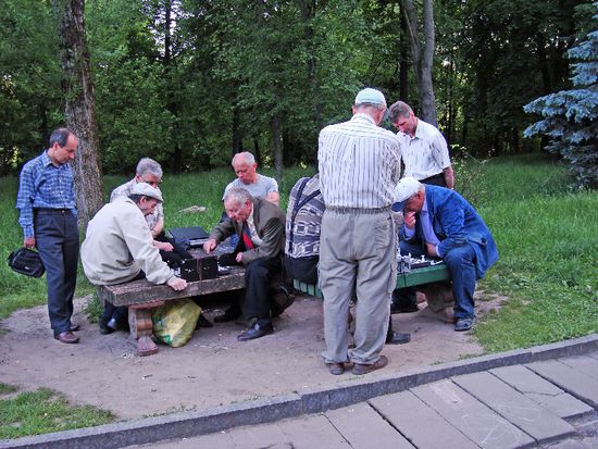Tempo-Schachspielen im Park hält die Alten im Kopfe wach und fit ...