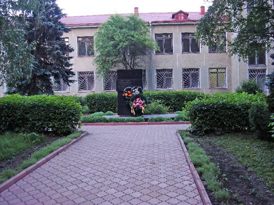 dasselbe Denkmal in der Parkumgebung