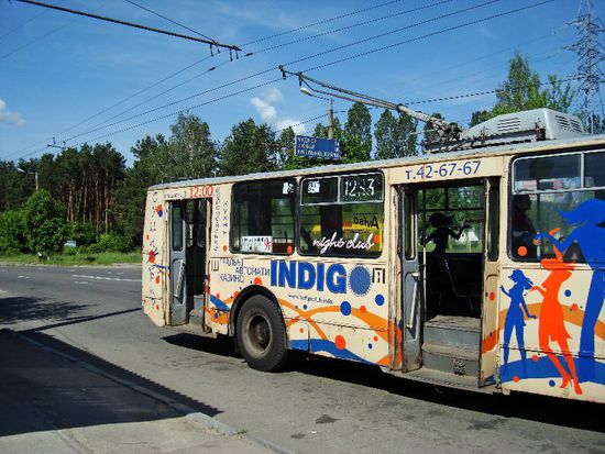 An der Endhaltestelle ist der Trolleybus noch leer ...