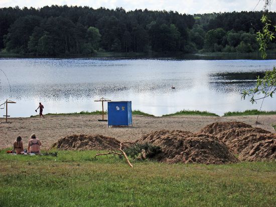 Montags sind nur einige Sonnenanbeter am Strand