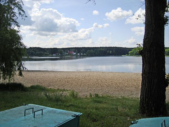Ein kleines Dorf am Ufer gegenüber ...
