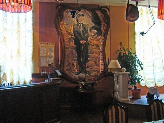 Szenegemälde aus dem Film hängen geschmackvoll im Restaurant, welches ein nobles Ambiente hat