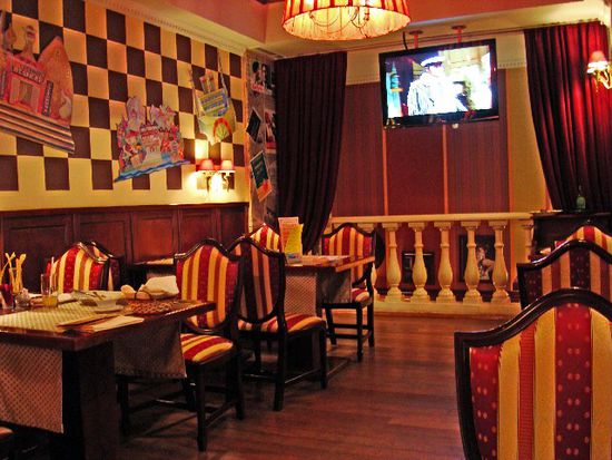 Atmosphäre hat das Restaurant, es werden Szenen aus jenem alten Film gespielt ...