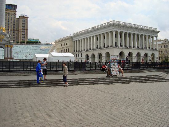 Am Hotel "Ukraine"