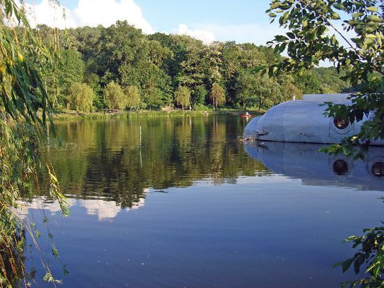 Kleiner See nahe dem Hotelkomplex "Mir"