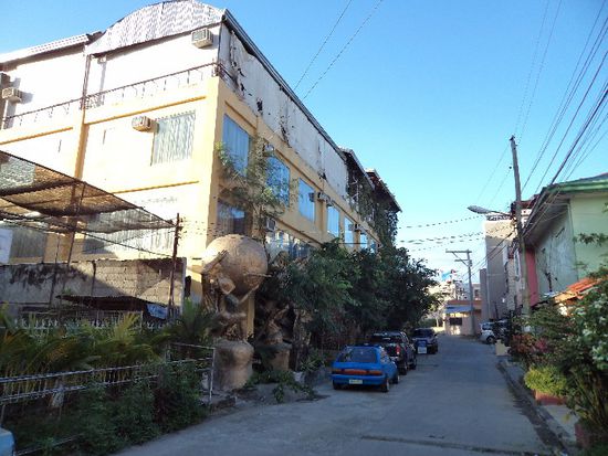 Von außen aus der Ferne wirkt das Ponce Suites nicht unbedingt attraktiv ...