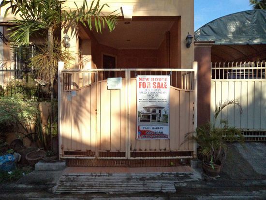 Die Wohngegend dort ist eine Wohngegend wohlhabender Filipinos, wo auch manches Haus zum Verkauf steht.