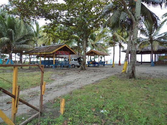 Der deutsche Hotelbesitzer hat dieses Stückchen Strand nur gepachtet, sein Hotel (3 Zimmer) liegt knapp 2 km entfernt in der Stadt Digos