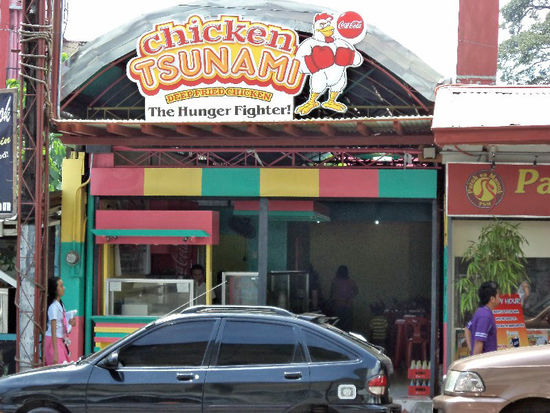 Hähnchen-Tsunami? Lustiger Name für eine Imbißbude.