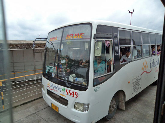 Der Bus halbstündlich ab Davao fährt mit der Fähre rüber nach Samal Island und dann weiter bis zum Kaputian Beach