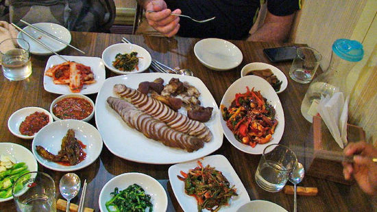 Abends in einem koreanischen Restaurant ... sehr scharf, aber dafür viel gemüsehaltiger als philippinisches Essen