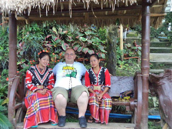 Hier durfte ich mich mit T'boli-Frauen fotografieren lassen und erfuhr einiges über deren Datu und dessen Zahl an Ehefrauen ...