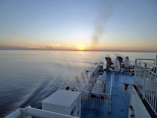 Malerischer Sonnenuntergang auf einer Fähre