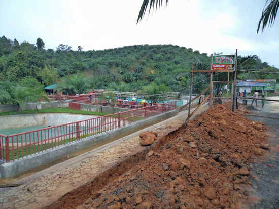 Und hier ist ein größeres Becken im Bau, für Familie Lolong, denn sie wollen ja noch sein Weibchen fangen ...
