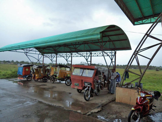 Die Tricycle-Halte am Bus Terminal von Bunawan