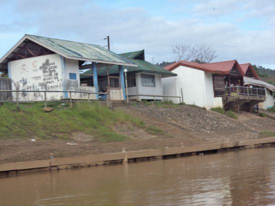 Das hintere Haus ist der Bootsterminal, das vordere Haus ist für die Eco Tourists.