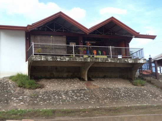 Gut zu sehen, Rettungsjacken für die Eco Tourists und nicht zu sehen sind die ausleihbaren Ferngläser.